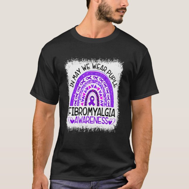 Regnbåge i maj Vi bär lila fibromyalgi medvetenhet T Shirt (Framsida)