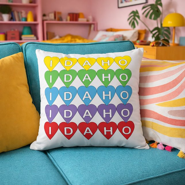 Regnbåge Idaho Statlig Kärlek Design Kudde (A pillow with a rainbow heart pattern that says Idaho)