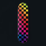 Regnbåge och svarta Checkers & Namn eller text<br><div class="desc">Med den här regnbågen och den svarta checkerna skriver du ut skateboard. Fyll i med ditt namn eller din text.</div>
