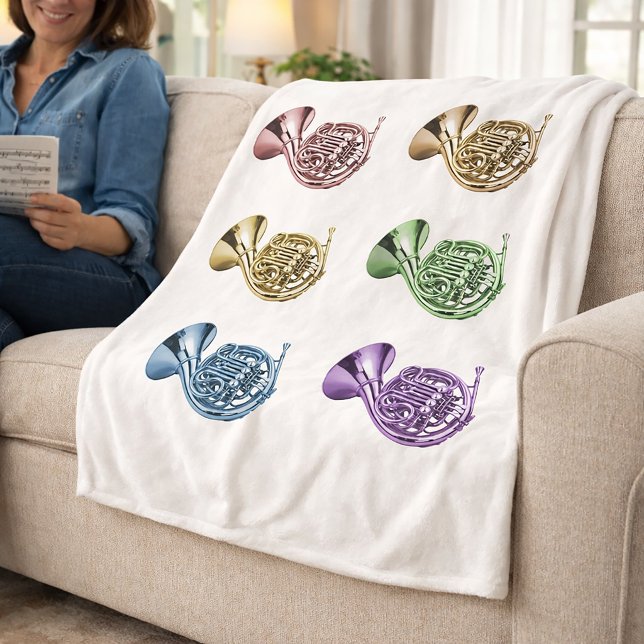 Regnbåge Pop Art Valthorn Färgglad Musiker Fleecefilt (A fleece blanket with colorful rainbow french horns.)