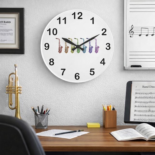 Regnbåge Saxofon Färgglatt Jazz Instrument Stor Klocka (A wall clock with rainbow saxophones & black numbers.)