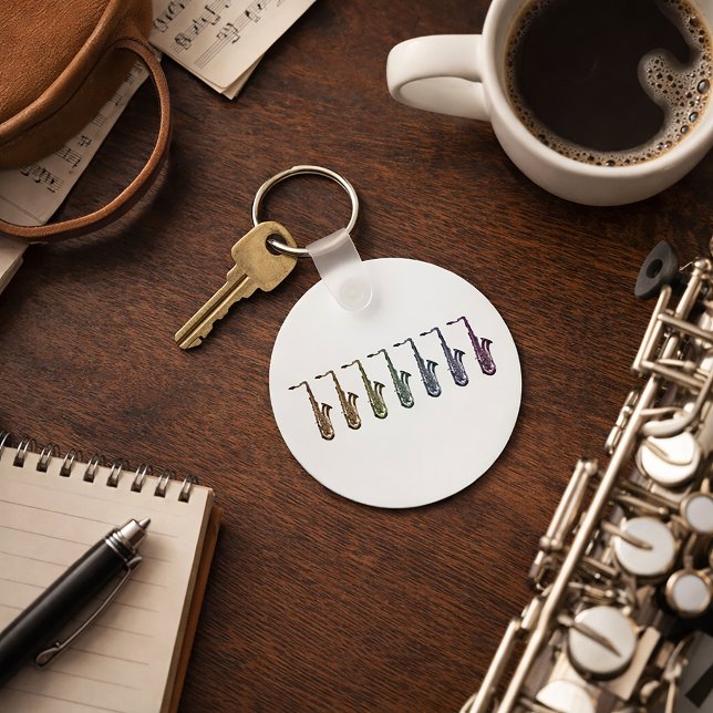Regnbåge Saxofon Tenor Lineup Nyckelring (A keychain with a rainbow lineup of tenor saxophones.)