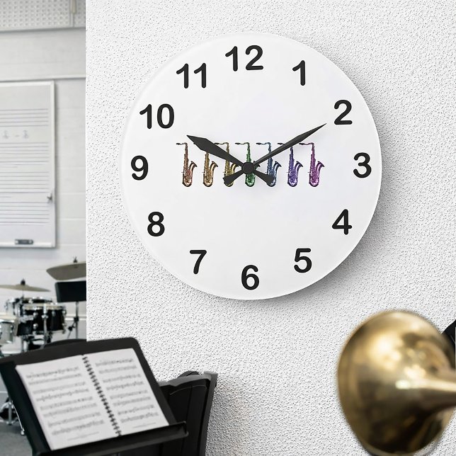 Regnbåge Tenor Saxofon Färgrik Musik Instrument Stor Klocka (A clock with a line of rainbow saxophones and black numbers.)
