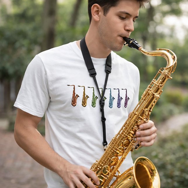Regnbåge Tenorsaxofon Färgglatt Musikinstrument T Shirt (A shirt with a line of saxophones in red, orange, green, yellow, blue, purple & pink.)
