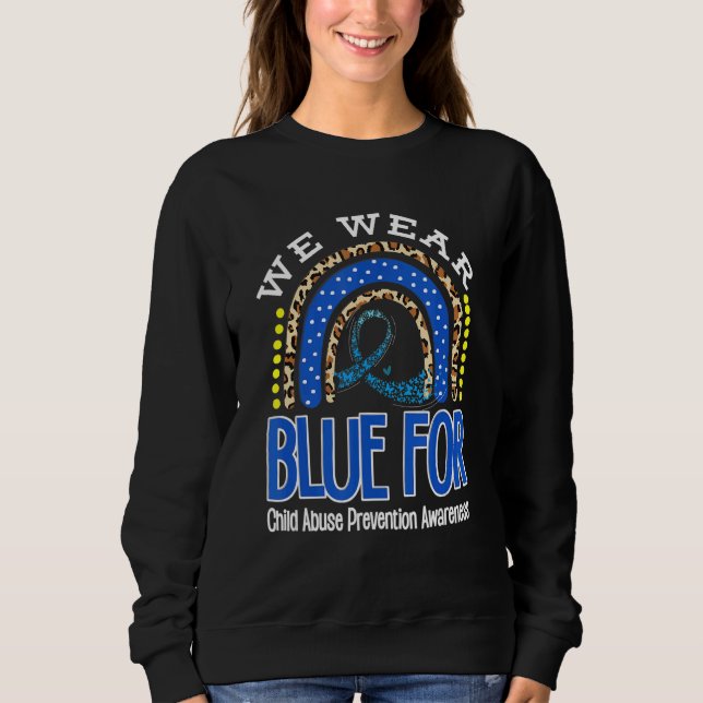 Regnbåge Vi Bära Blue Child Abuse Prevention Månad T Shirt (Framsida)