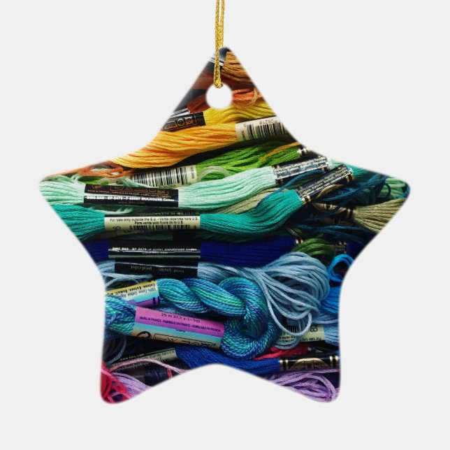 RegnbågebroderiFloss | dragar | som syr Julgransprydnad Keramik (Framsidan)