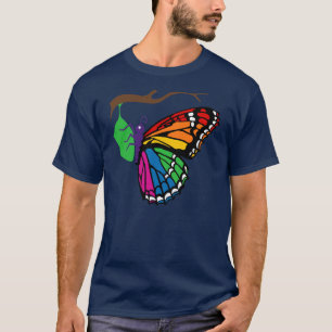 Regnbågefjäril som dyker upp från Chrysalis Tee
