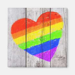 regnbågehjärta på en grungy wood panel magnet