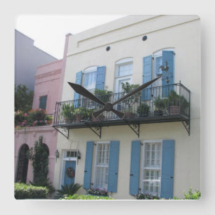 Regnbågen ror hus, Charleston SC tar tid på Fyrkantig Klocka