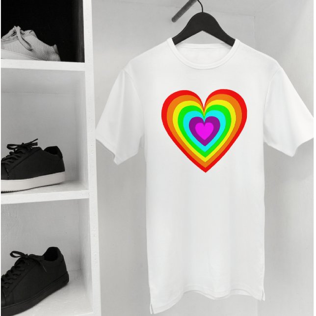 Regnbågsälskande hjärtdesign t-shirt (Skapare uppladdad)