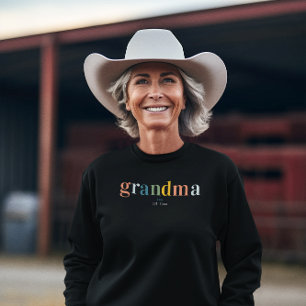 Regnbågsbokstäver Mormor Etablerad T Shirt