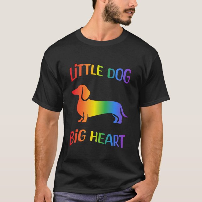 Regnbågsdachshund Liten Hund Stort Hjärta T Shirt (Framsida)