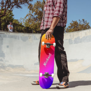 Regnbågsfärgad skateboard med anpassat namn