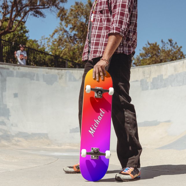 Regnbågsfärgad skateboard med anpassat namn (Utomhus 2)