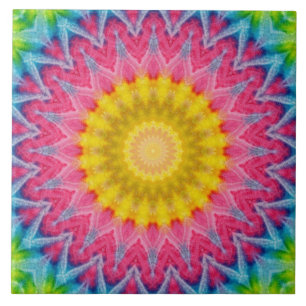 Regnbågsfärgad Tie-Dye Mandala med livfull symmetr Kakelplatta