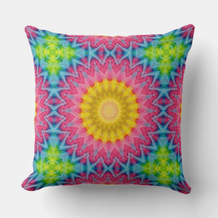Regnbågsfärgad Tie-Dye Mandala med livfull symmetr Kudde