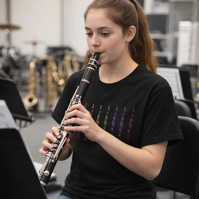 Regnbågsklarinett Design för Musiker T Shirt (A dark tshirt with clarinets in red, orange, yellow, green, blue, pink and purple.)