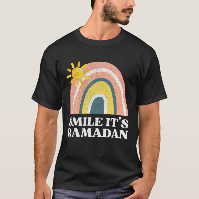 Regnbågsleende Ramadan Mubarak T Shirt (Framsida)