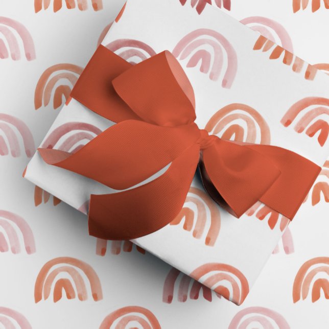 Regnbågsrader för vattenfärg i rött presentpapper (Red watercolor rainbow rows gift wrapping paper.)