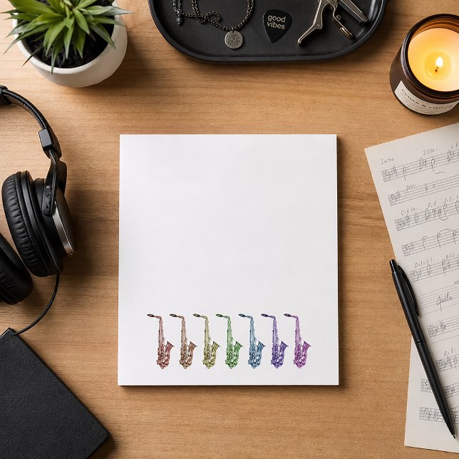 Regnbågssaxofon Färgrik Anteckningsblock (A note pad with alto saxophones done in red, orange, green, yellow, blue, pink & purple.)