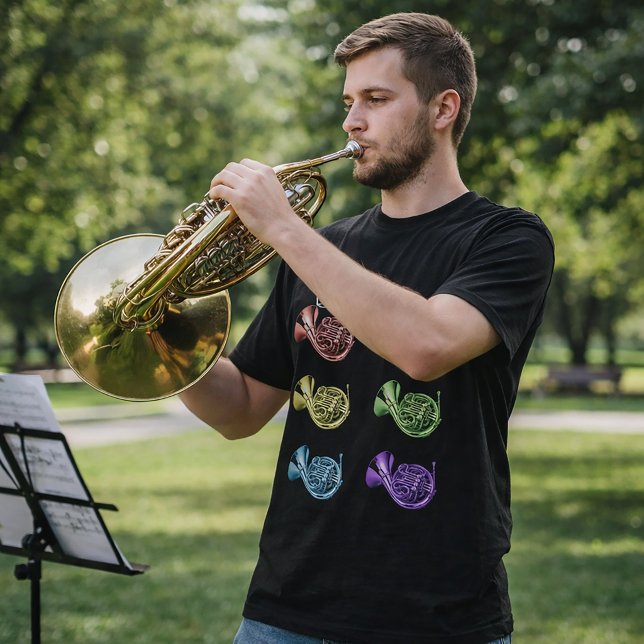 Regnbågsvalthornskollagedesign T Shirt (A fun shirt with a pattern of rainbow french horns)