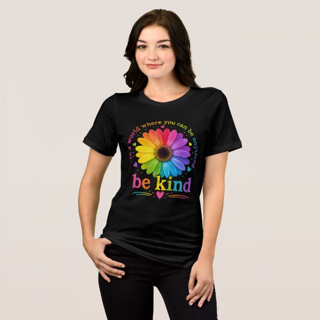 Regnbogsblomma Inspirerande Citat  T Shirt (Framsida Full)