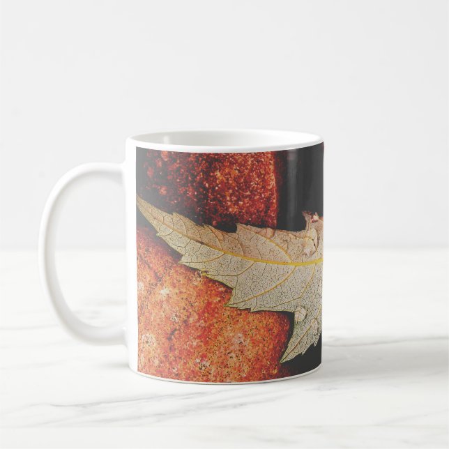 Regndroppar på ett blad kaffemugg (Vänster)