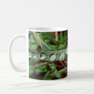 Regndroppar på gräs kaffemugg