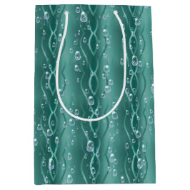 Regndroppar på grönt Metall