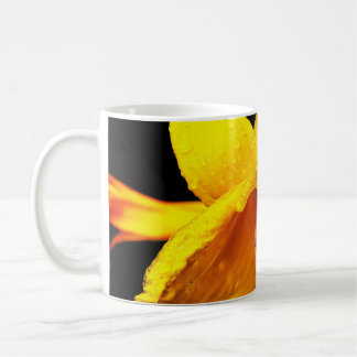 Regndroppar på Gult Lily Kaffemugg