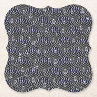 Regndroppar på metall underlägg papper