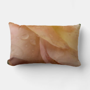 Regndroppar på Ro Petals Rosa Peach Blommigt Lumbarkudde