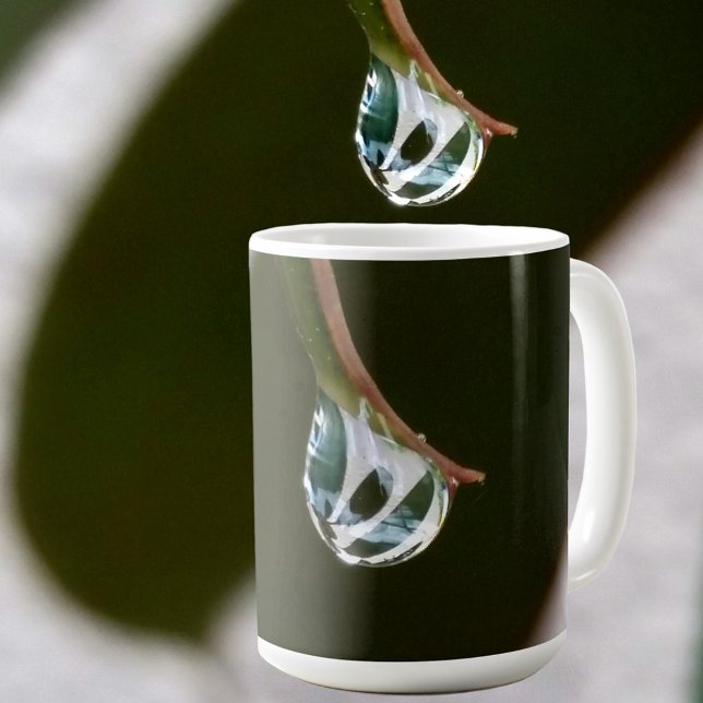 Regndroppe på bladspets med fotografisk monogram kaffemugg (Skapare uppladdad)
