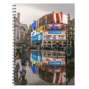 Regnig dag i Piccadilly cirkusanteckningsbok Anteckningsbok Med Spiral