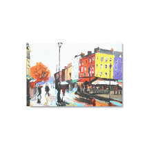 Regnig europeisk stadsgata expressionist