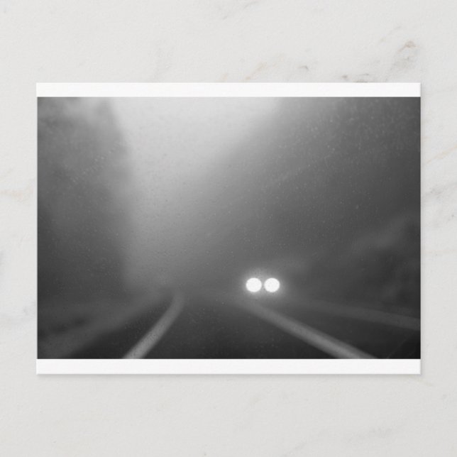 Regnig natt - närmar sig strålkastare vykort (Framsida)