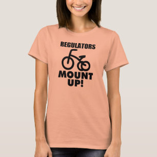 Regulatorer monterar upp den roliga tee shirt