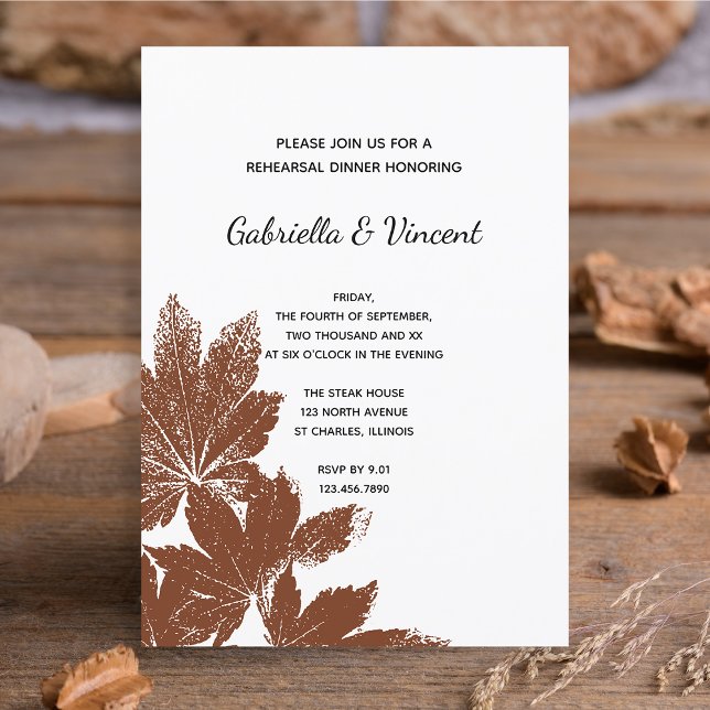 Rehearsal Dinner för Brown Fall Löv Frimärke Bröll Inbjudningar (Fall in Love with this natural woodland rehearsal dinner invitation.)