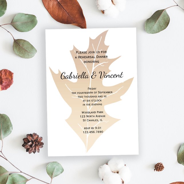Rehearsal Dinner för Fall Oak Löv Bröllop Inbjudningar (Set a seasonal Autumn tone with the woodsy Fall Oak Leaf Wedding Rehearsal Dinner Invitation.)