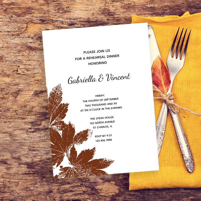 Rehearsal Dinner löv Frimärke Bröllop Inbjudningar (Fall in Love with this natural woodland wedding rehearsal dinner invitation.)