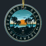 RehoBåde Beach Delaware Sunset Retro Souvenir 80 s Julgransprydnad Keramik<br><div class="desc">RehoBåde Beach Delaware Sunset Retro Souvenir 80-talet. Coola Sunset-återdesign med vinkar och din favoritstrand i USA, passande för den bästa Delaware-stranden älskare i Delaware.Enkel design som kan ges som julklapp eller födelsedagspresent till din bästa vän, pojkvän, mamma pappa som också kärlek Delaware-stranden. - Du kan anpassa mallen genom att lägga...</div>