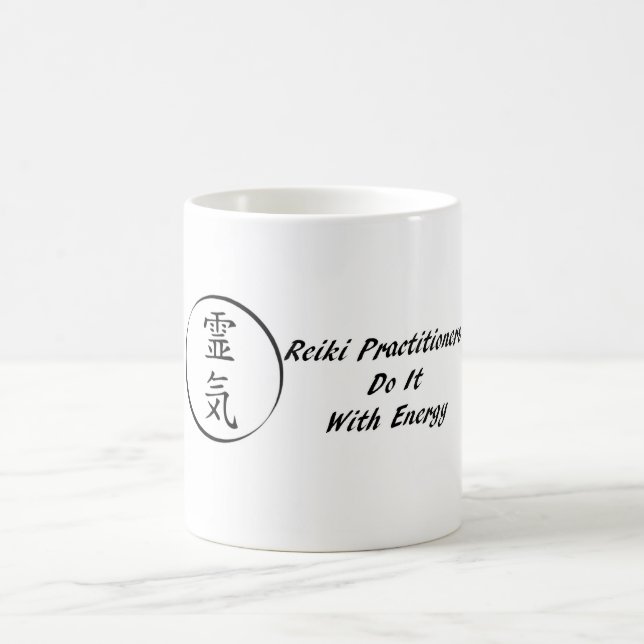 Reiki praktiker gör det med energi kaffemugg (Center)