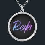 *~*Reiki smycken med kickVibe för avsikt (R)<br><div class="desc">*Roundhalsband med en svart bakgrund med ord "Reiki" i ett regnbågsskimrande neon design.* för lutning Reiki styr, Reiki praktiker och Reiki studenter som ska för att inte vara de enda som dras till detta bedöva halsband. Detta skulle halsband gör en underbar gåva till någon som anpassas nyligen till Reiki. Om...</div>