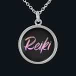 *~*Reiki smycken med rosa text för avsikt (R)<br><div class="desc">*Roundhalsband med en svart bakgrund med ord "Reiki" i en regnbågsskimrande rosa text design.* Reiki styr, Reiki praktiker och Reiki studenter som ska för att inte vara de enda som dras till detta fantastiska halsband. Denna ska skönhet gör lite en underbar gåva till någon som anpassas nyligen till Reiki. Om...</div>