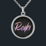 *~*Reiki smycken med rosa text för avsikt (R)<br><div class="desc">*Roundhalsband med en svart bakgrund med ord "Reiki" i en regnbågsskimrande rosa text design.* Reiki styr, Reiki praktiker och Reiki studenter som ska för att inte vara de enda som dras till detta fantastiska halsband. Denna ska skönhet gör lite en underbar gåva till någon som anpassas nyligen till Reiki. Om...</div>