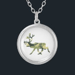 Reindeer/Västindiou Woodland Camouflage/Camo Silverpläterat Halsband<br><div class="desc">Renar/Västindiou Animal Silhouette Woodland Camo Disruptive Dazzle Mönster. Globe Trotters specialiserar sig på idiosynkratiskt bildmaterial från hela världen. Här hittar du unika hälsningskort,  vykort,  Poster,  Mousepads med mera.</div>