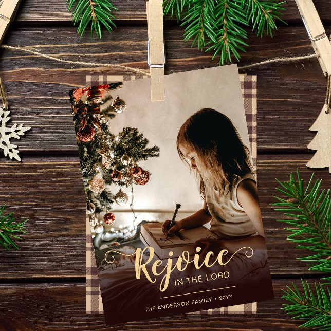Rejoice Brown Play Rustic Religiösa jul Julkort (Cozy and rustic, religious Christmas card with photo and brown plaid on reverse)