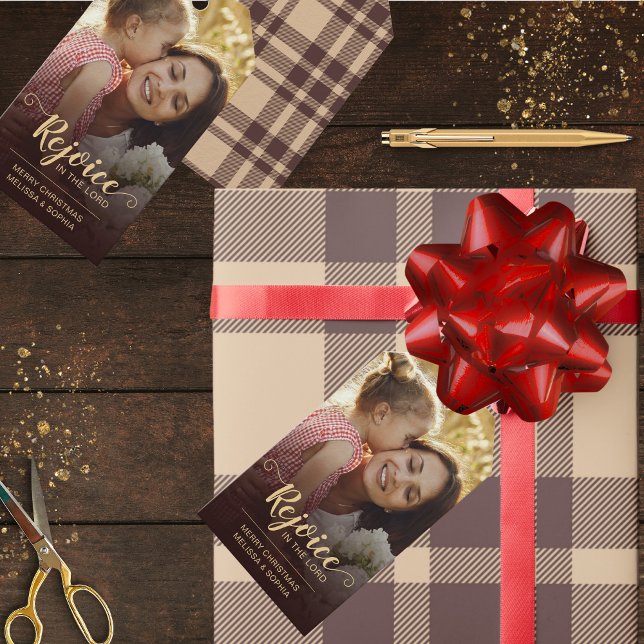 Rejoice Brown Rustic Religiösa jul Presentetikett (Rustic, warm, brown plaid, religious Christmas gift tag for Christians and Catholics)