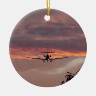 Reklamfilmjetlandning på solnedgången julgransprydnad keramik