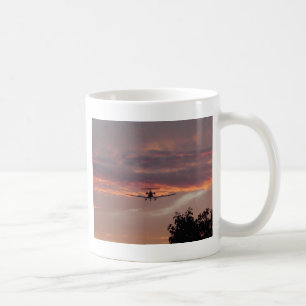 Reklamfilmjetlandning på solnedgången kaffemugg